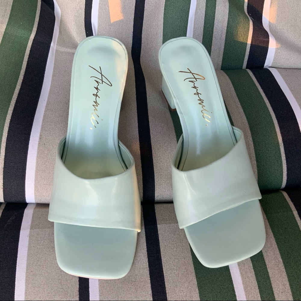 Slide On Sandal LIGHT GREEN w 2.5” heel SZ 6.5 ARROMIC